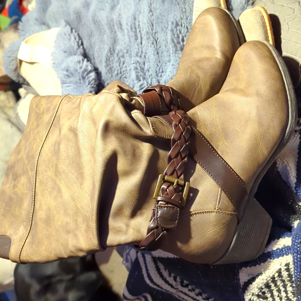 Never worn Catherine's Paige Taupe faux Lthr Braided trim wide calf boots 9W